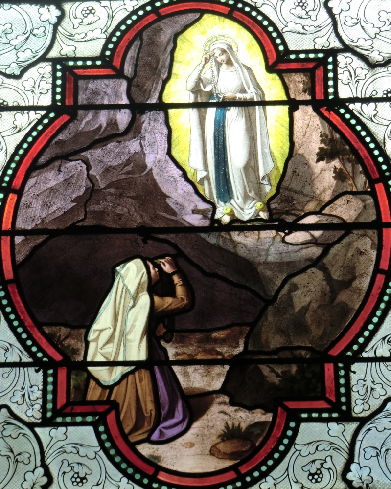 Glasfenster: die erste Erscheinung, in der Basilika der Unbefleckten Empfängnis in Lourdes
