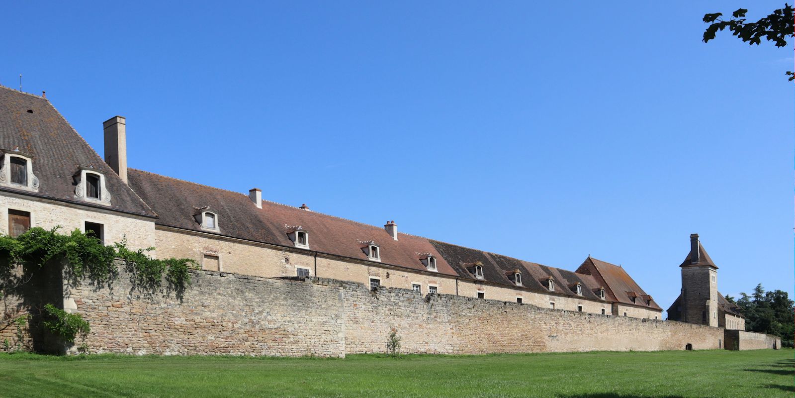 erhaltene Wirtschaftsgebäude des ehemaligen Klosters La Ferté