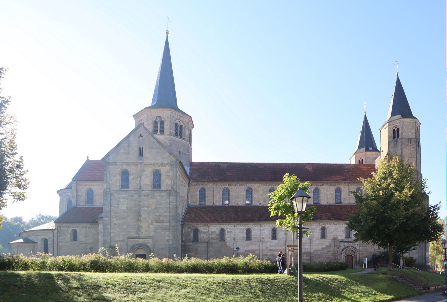 die ebenfalls monumentale Kirche St. Godehard in Hildesheim