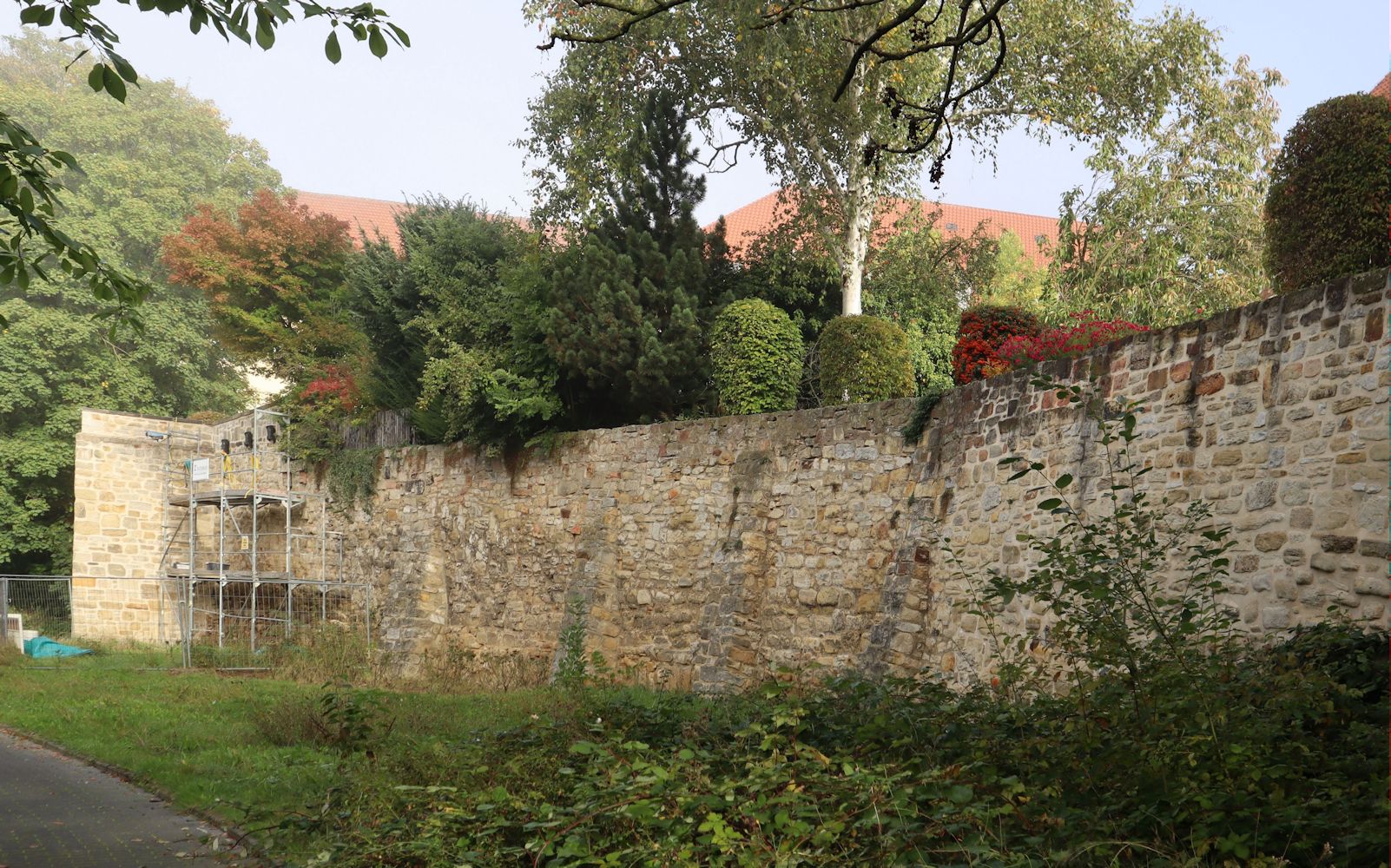 Unter Bernward errichtete Stadtmauer rund um das Domviertel in Hildesheim