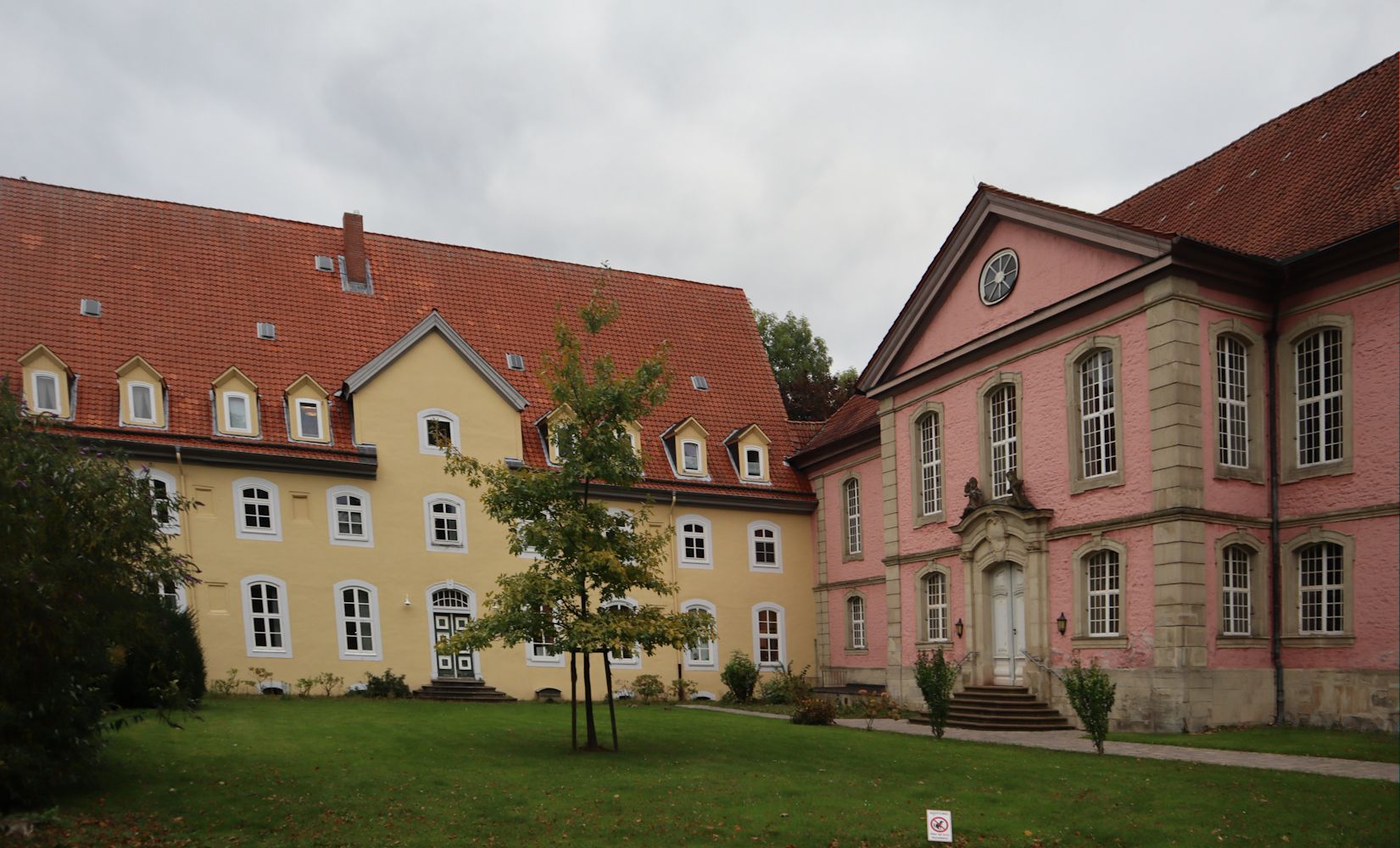 Kirche (rechts) des ehemaligen Stiftes Steterburg