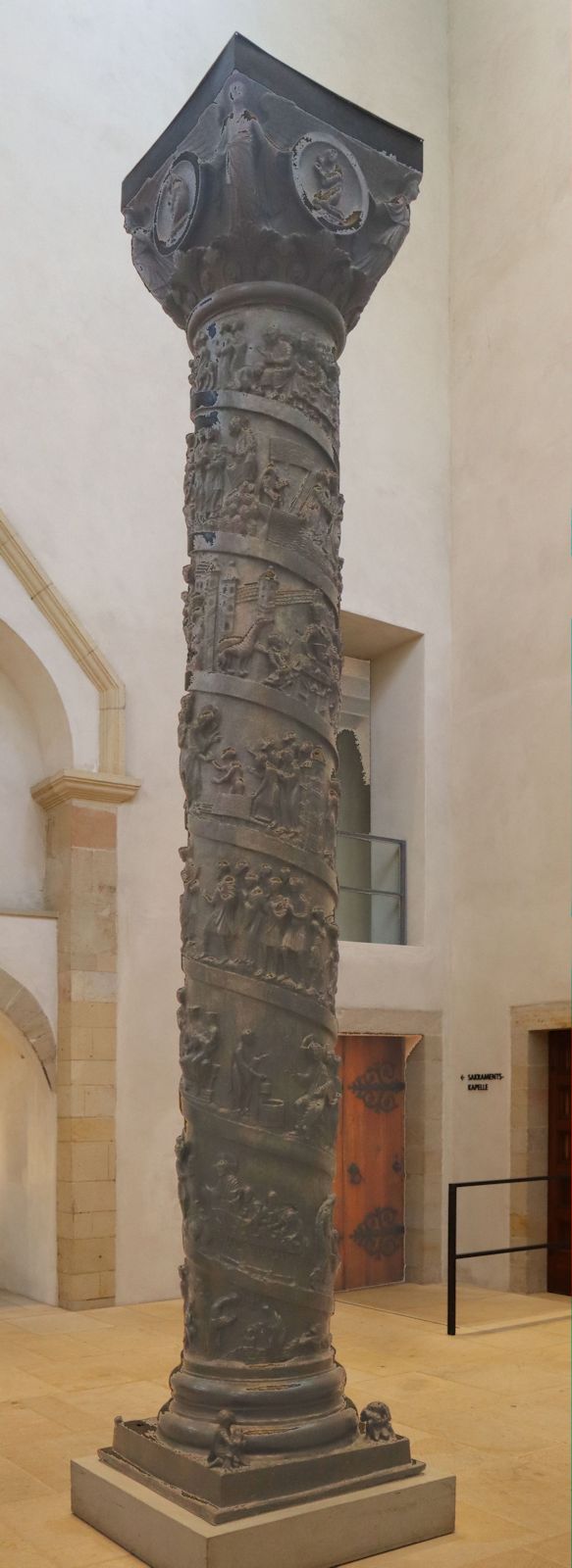 „Christussäule” oder „Bernwardssäule”, 1020, ursprünglich in der Kirche St. Michaelis in Hildesheim, ab 1871 vor dem, seit 1893 im Dom in Hildesheim