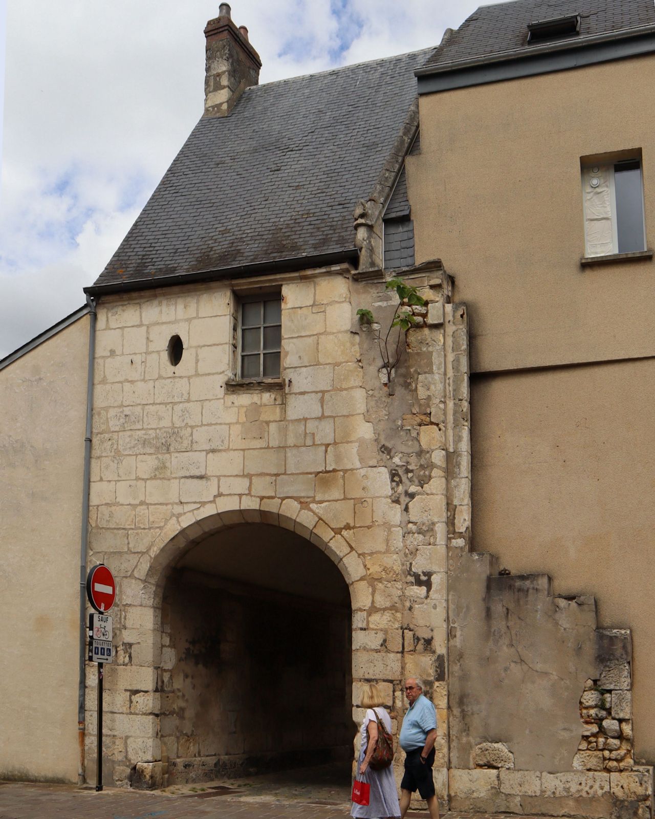 Tor an der Stelle des des ehemaligen Klosters Notre-Dame-de-Sales in Bourges