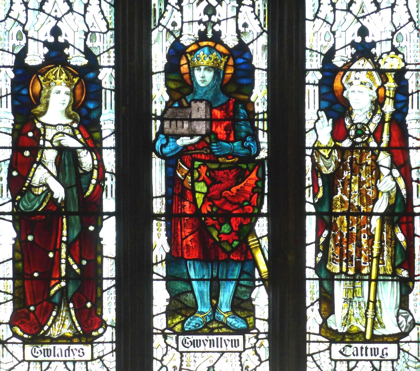 Glasfenster: Cadocus (rechts) mit seinen Eltern Gladys (links) und Gundleus von Newport, 1915, in der Kathedrale in Newport in Wales