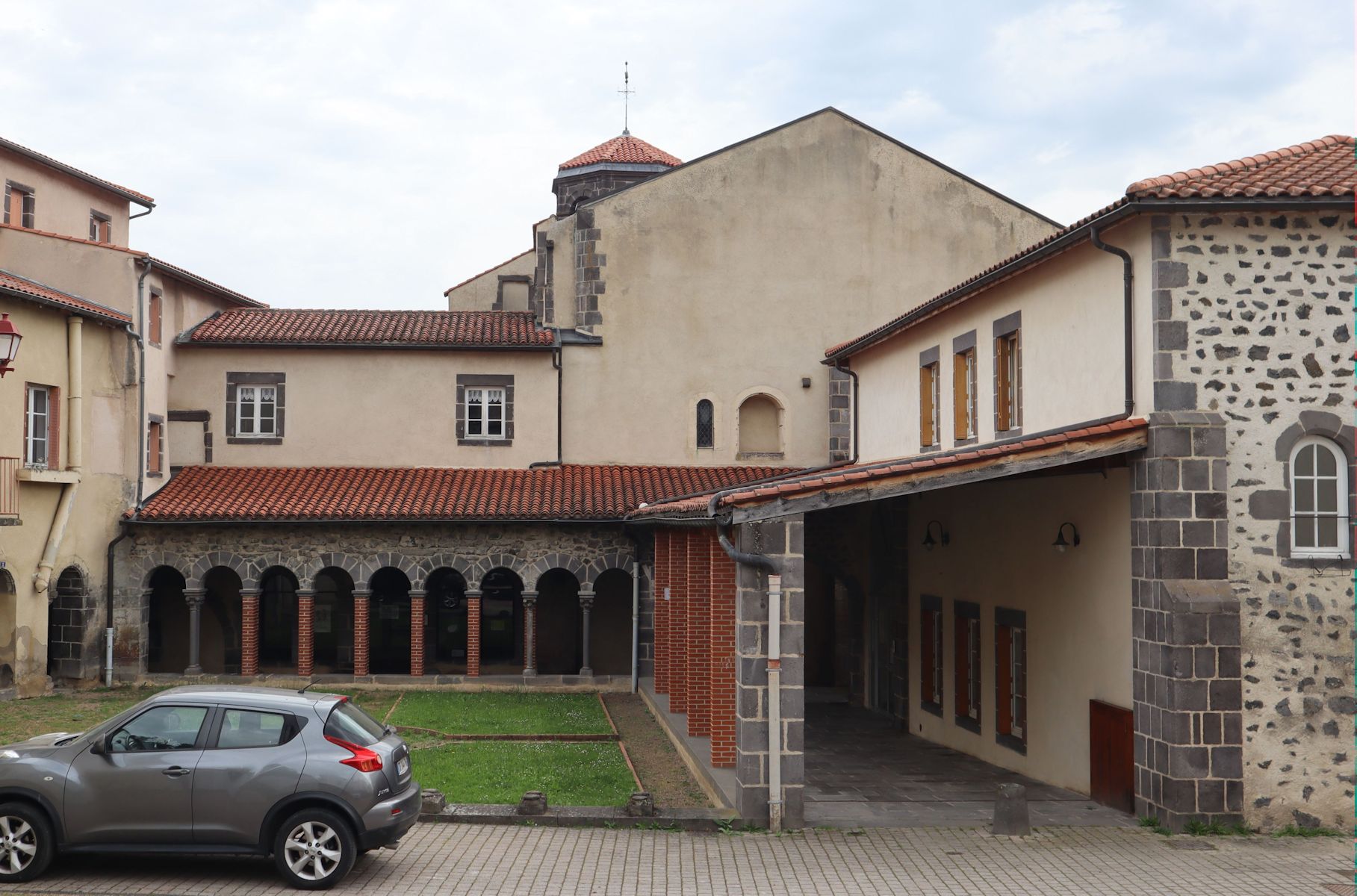 Reste des Kreuzgangs an der Kirche des ehemligen Klosters in Marsat