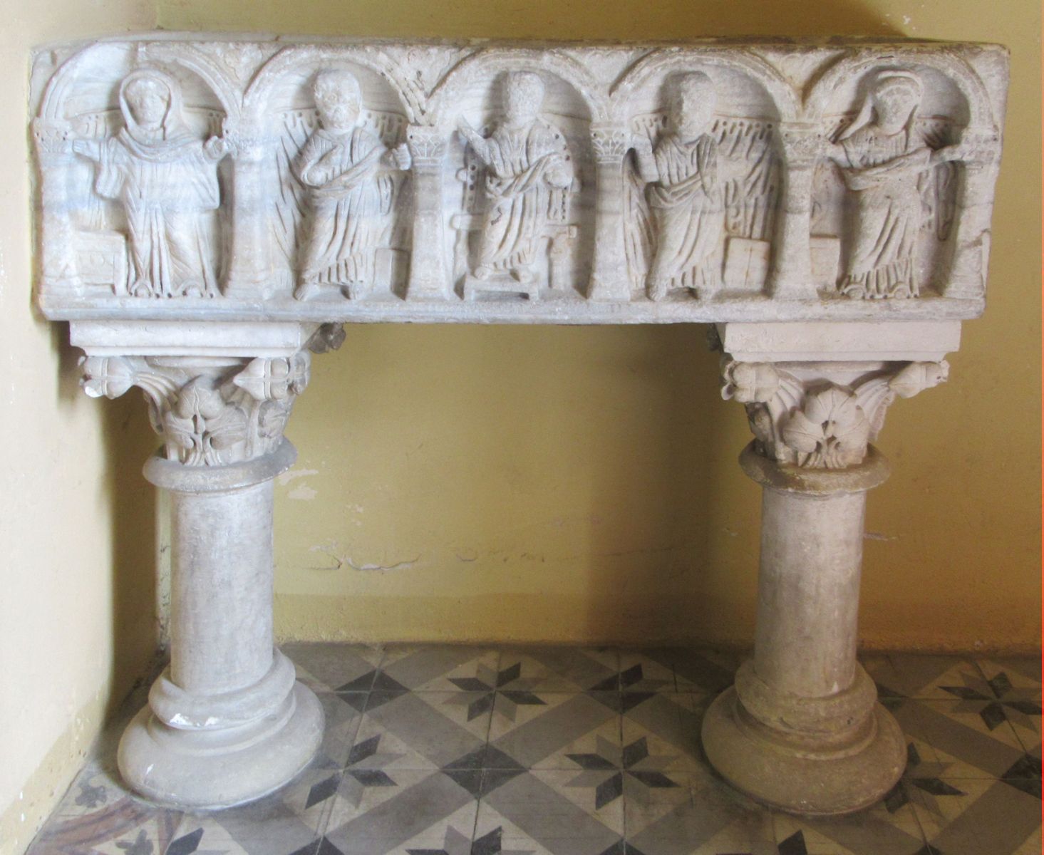 Cannatus' Sarkophag aus dem 5. Jahrhundert, in der Pfarrkirche in Saint-Cannat</a>