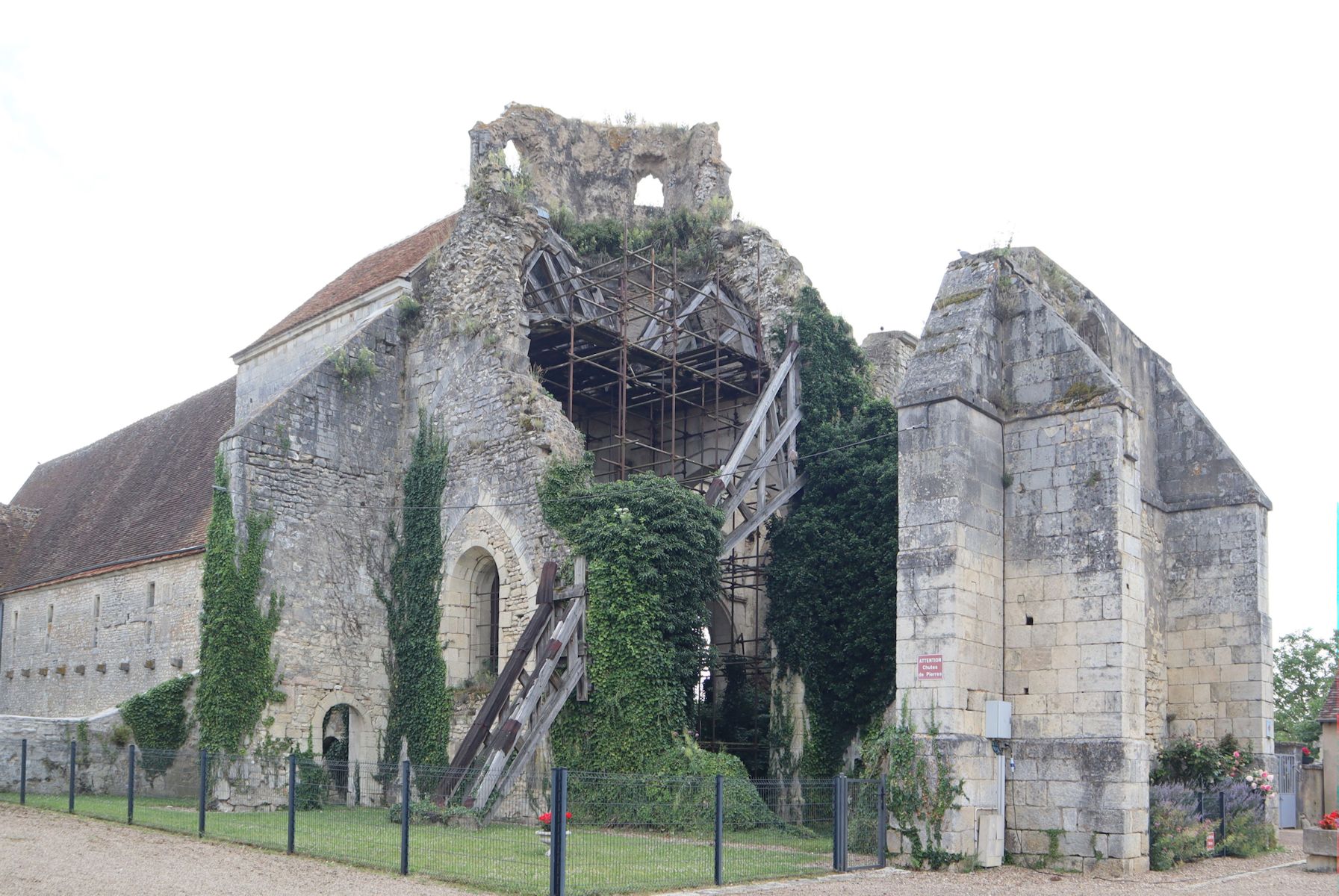 Reste des Klosters in Saint-Laurent-l'Abbaye