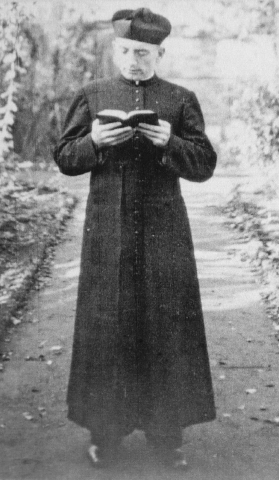 Eduard Müller im Garten der Herz-Jesu-Kirche, Bild in der Gedenkstätte in der Herz-Jesu-Kirche in Lübeck