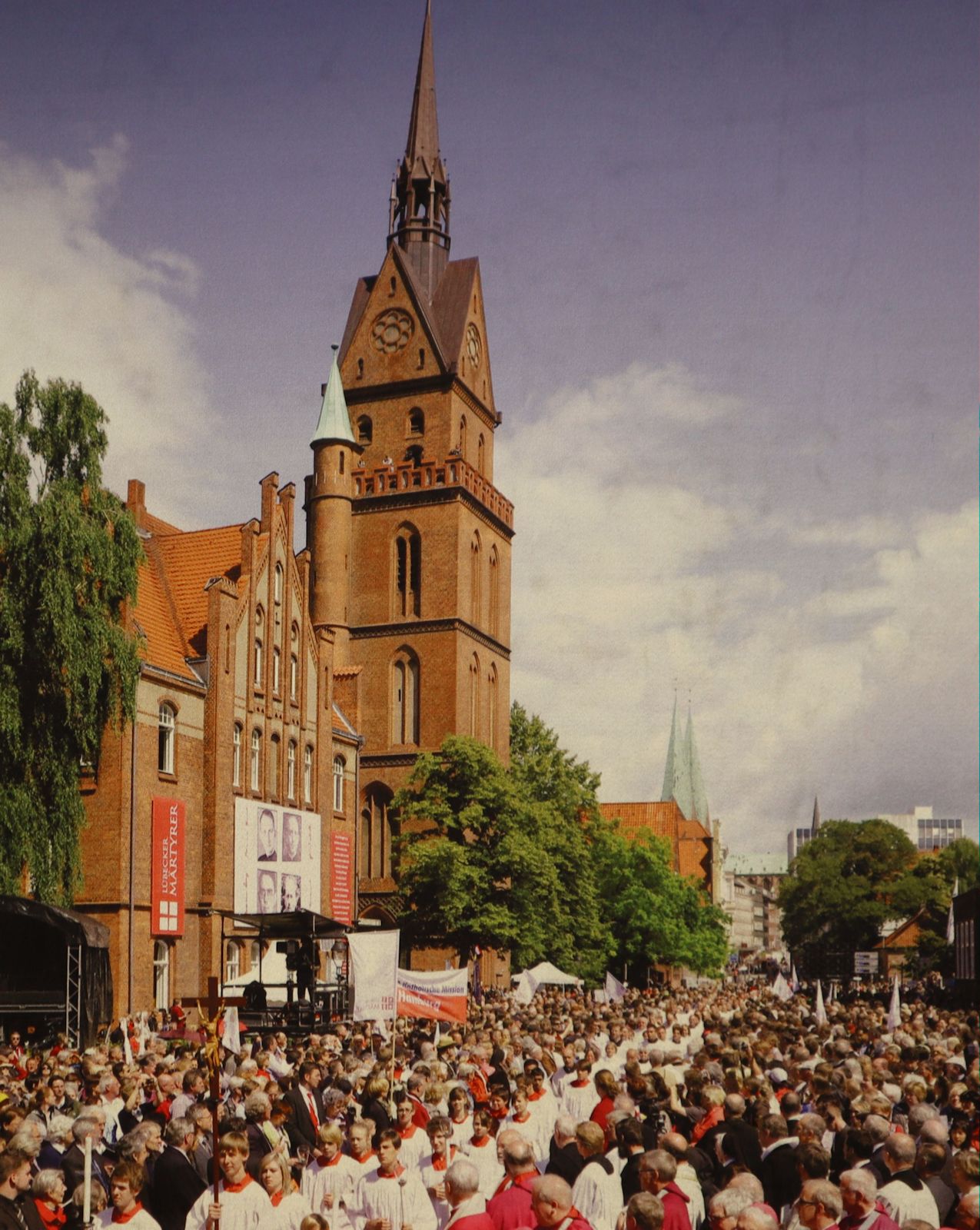 Feier der Seligsprechung der „Lübecker Märtyrer”, Bild in der Gedenkstätte in der Herz-Jesu-Kirche in Lübeck