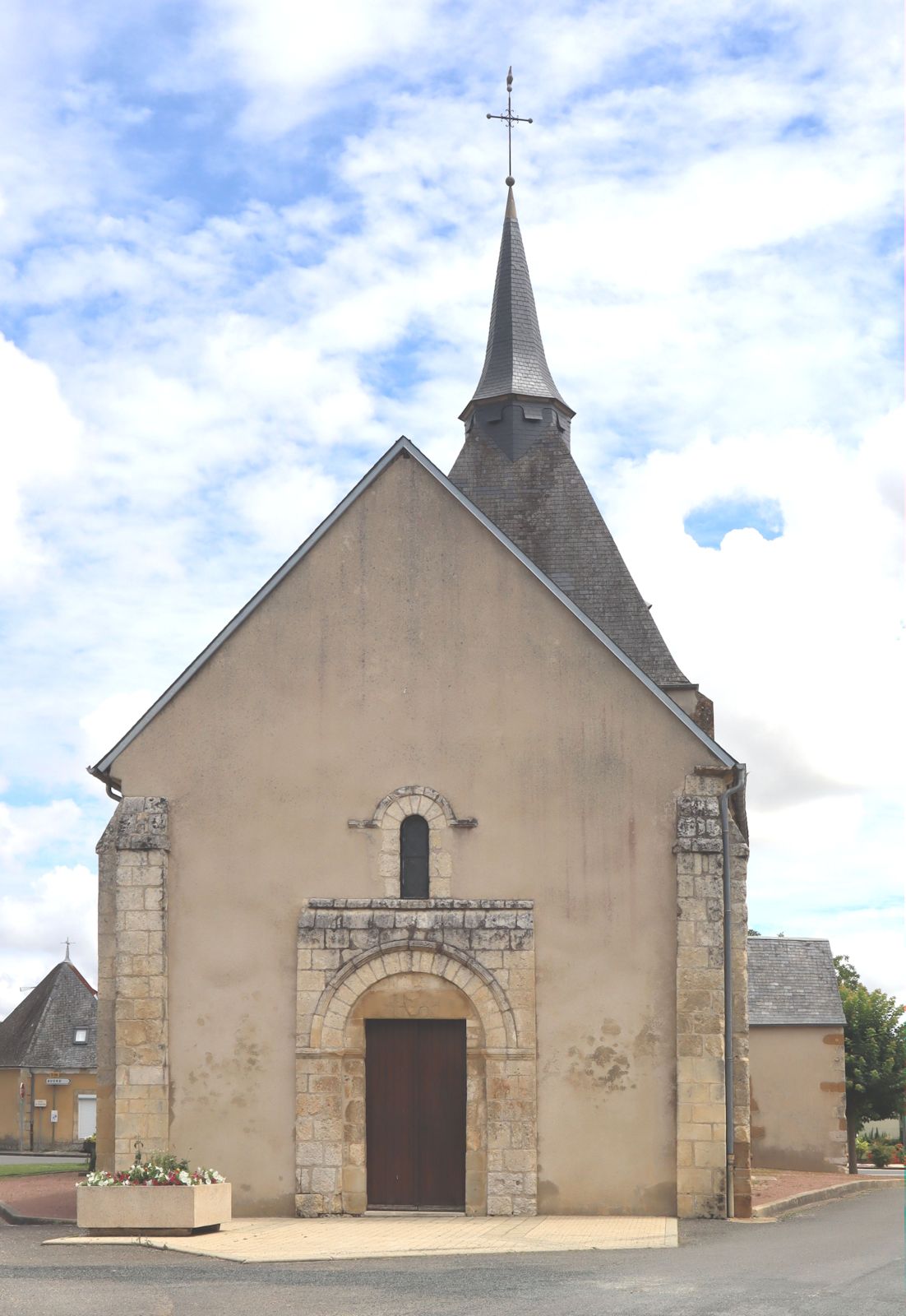 Kirche im Dorf Farges-en-Septaine