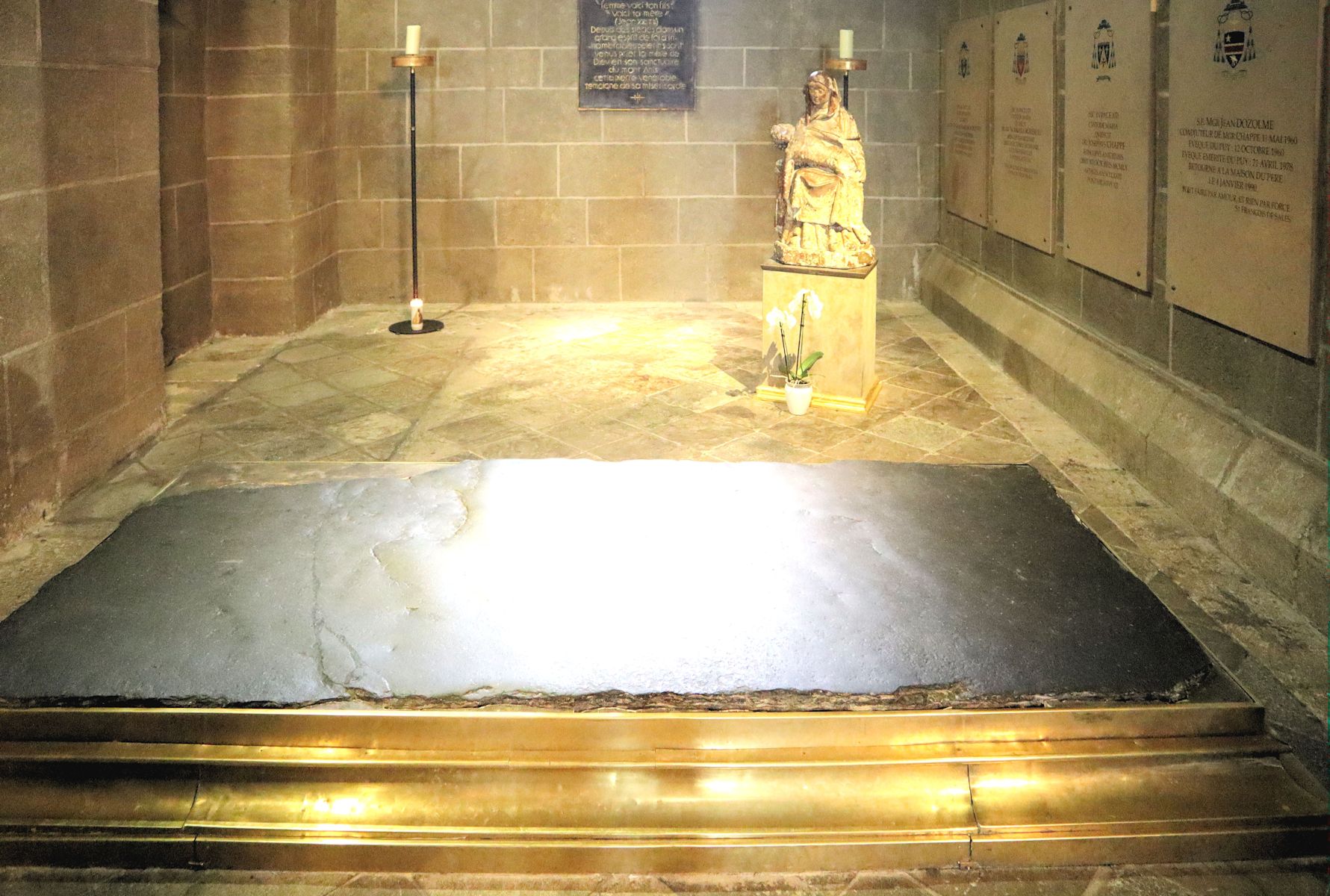 Der Stein, an dem die kranke Frau ihre Marienerscheinung hatte und über dem dann die erste Kathedrale von Anicium erbaut wurde, ursprünglich die Deckplatte der keltischen Kultstättean dieser Stelle