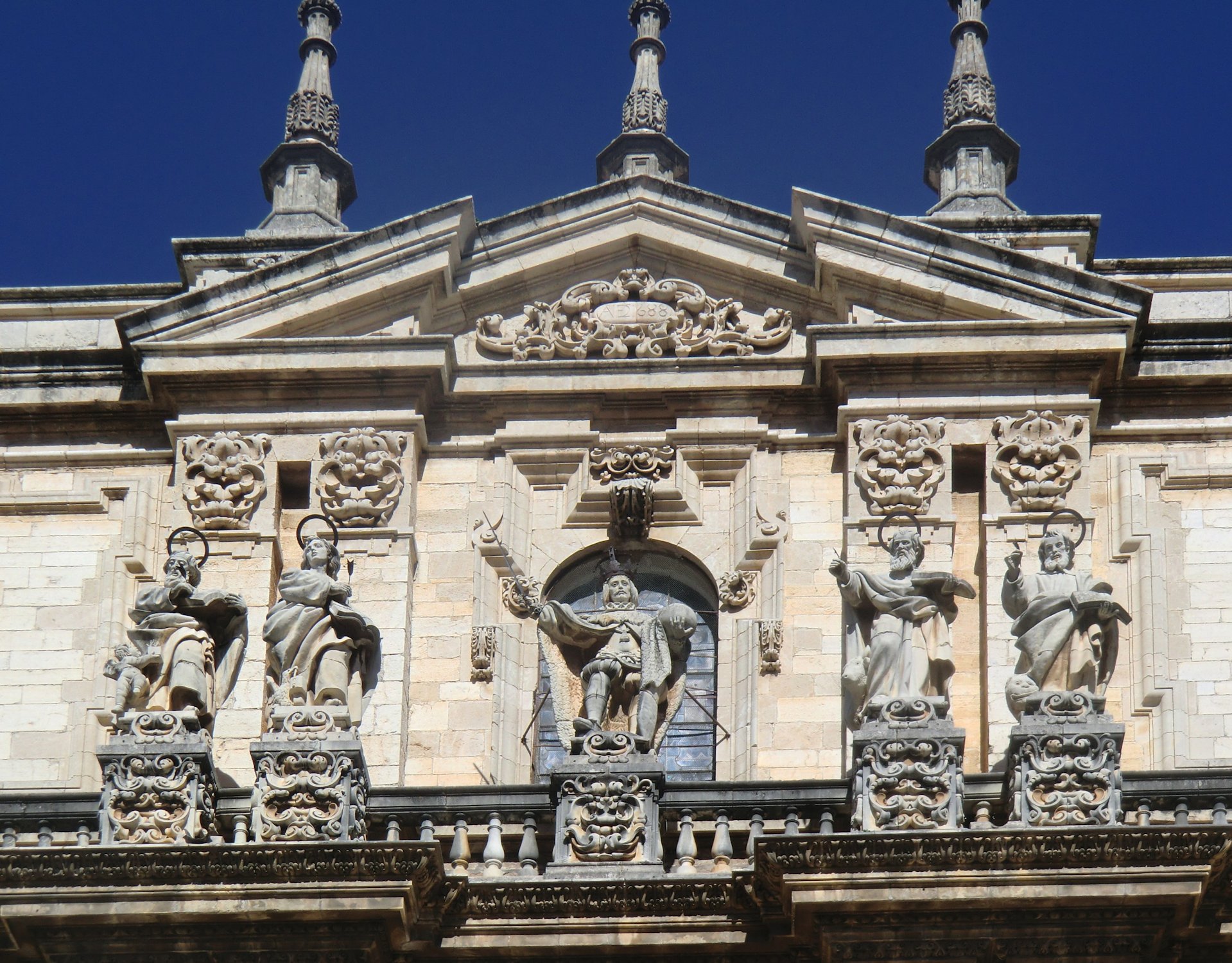 Statue über dem Eingang der Kathedrale in Jaén