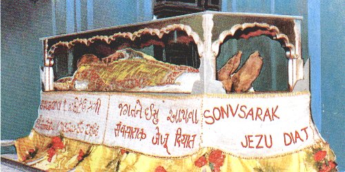 Schrein mit dem Leichnam in der Kirche des Klosters von Bom Jesus in Goa