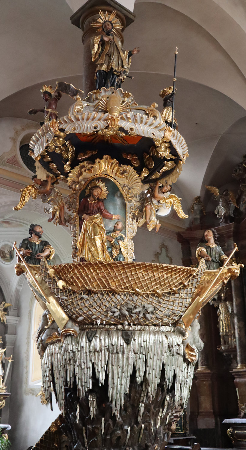 „Fischerkanzel” mit Bezug auf Lukasevangelium 5, 6 - 10 und Franz-Xaver-Statue auf dem Schalldeckel, 1753, in der Kirche</a> des ehemaligen Klosters in Traunkirchen