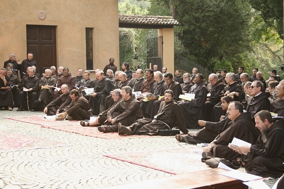 Franziskanerbrüder beim Generalkapitel 2006 in Fonte Colombo