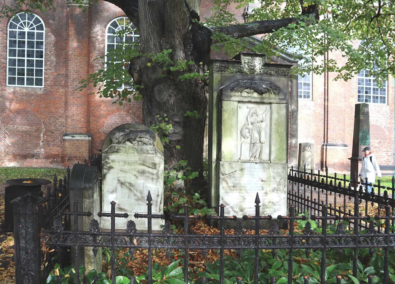 Klopstocks Grab auf dem Friedhof an der Christianskirche in Hamburg-Ottensen mit der damals gepflanzten Linde