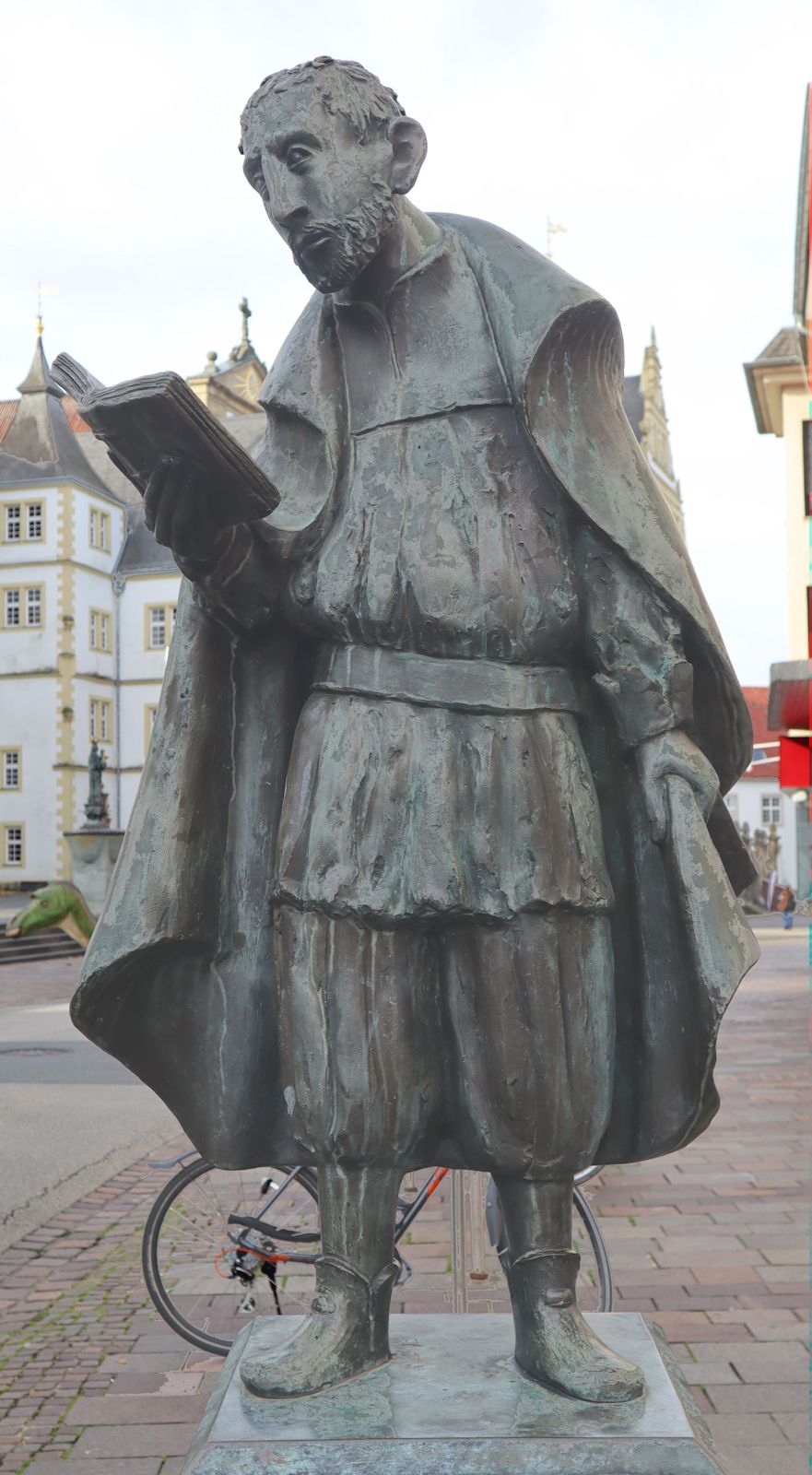 Denkmal nahe der Theologischen Fakultät in Paderborn