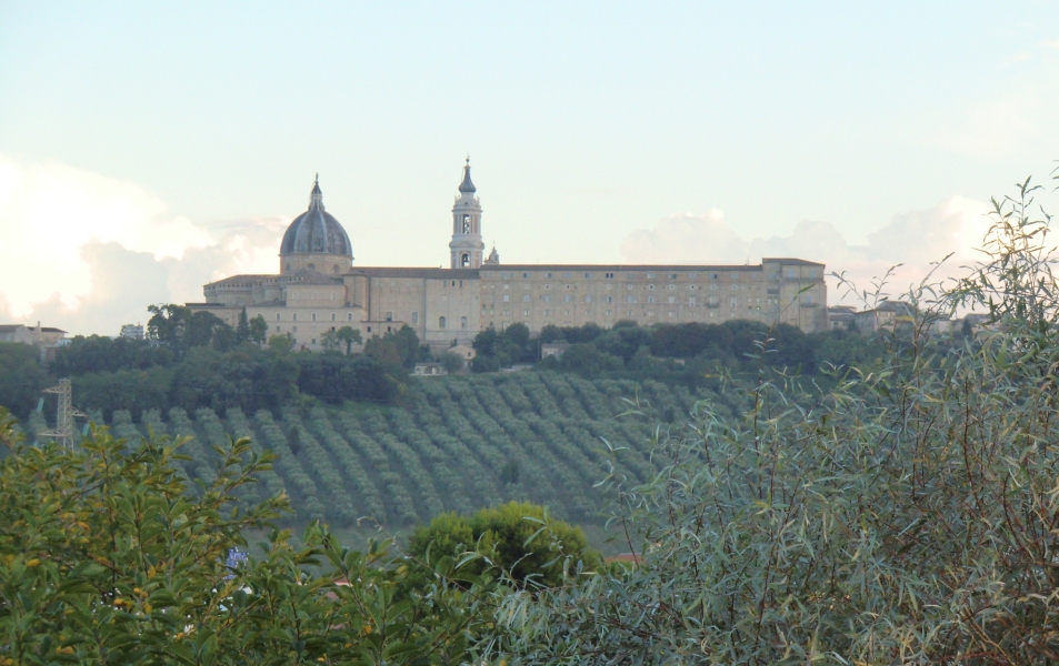 Basilika und Papstpalast in Loreto von der Küste aus gesehen