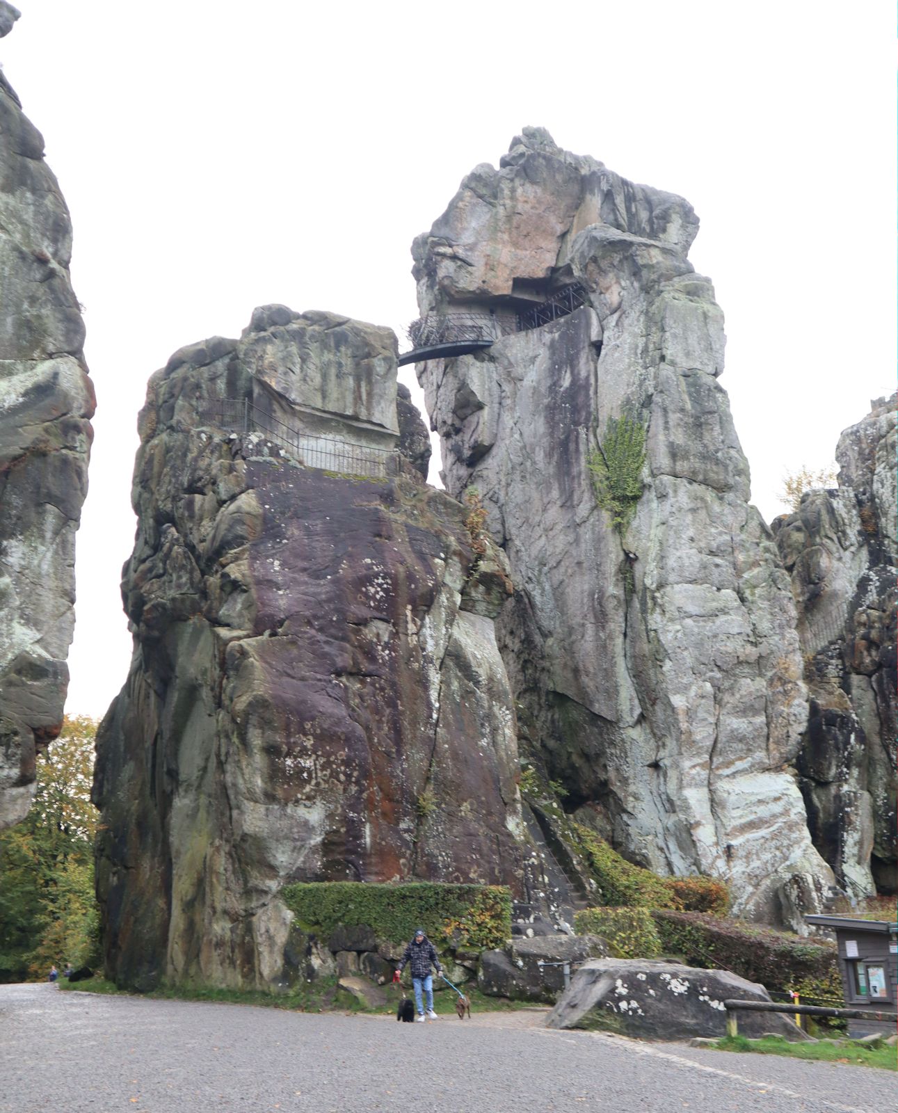 in den Fels geschlagene Kapelle hoch oben in den Externsteinen nahe Horn-Bad Meinberg