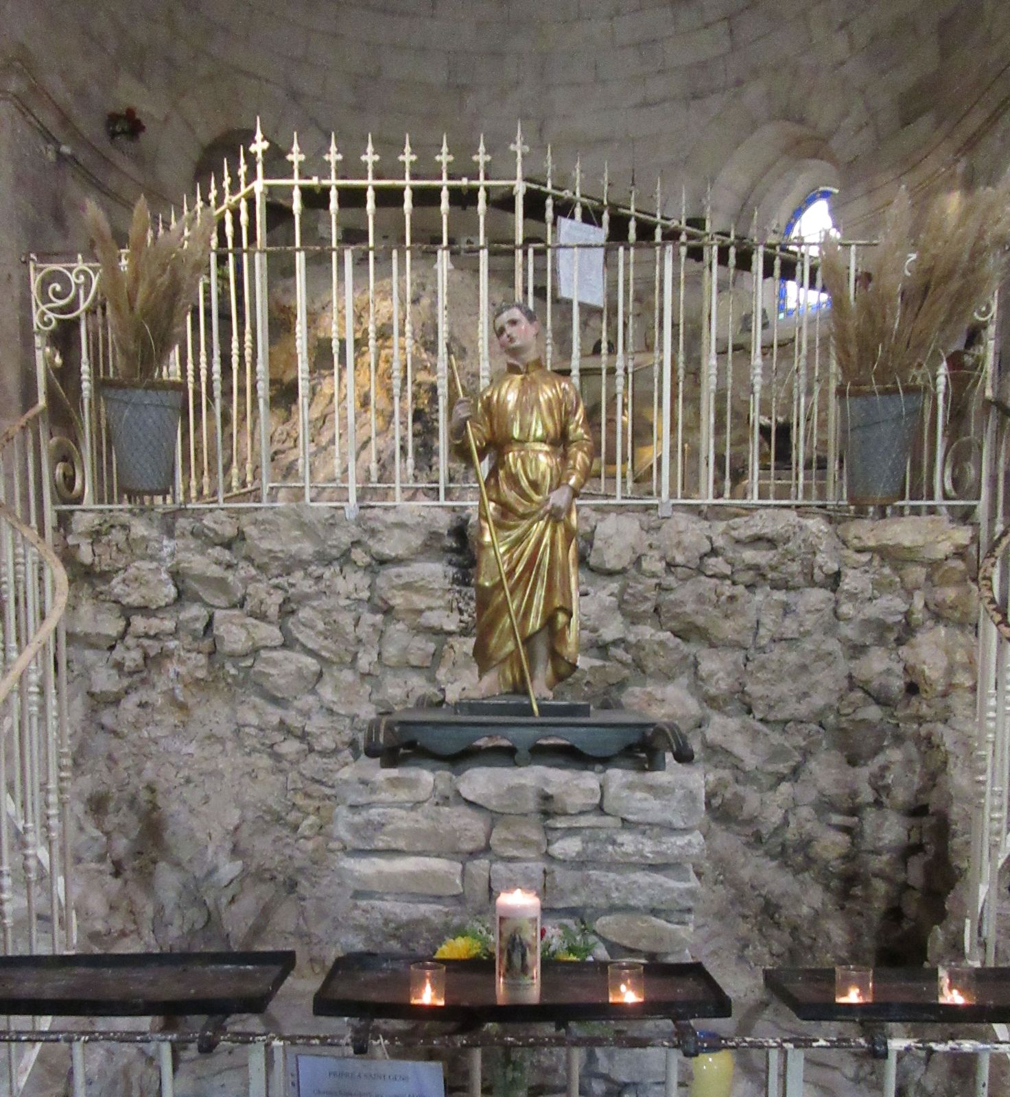 Gentius-Kapelle mit Statue vor dem Felsen, indem er lebte, im Sanktuarium nahe Le Beaucet