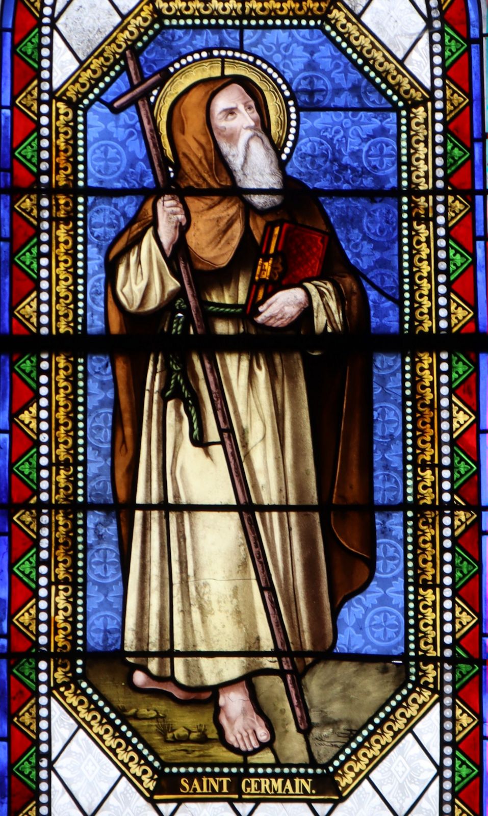 Glasfenster in der Pfarrkirche in Saint-Germain-l'Herm