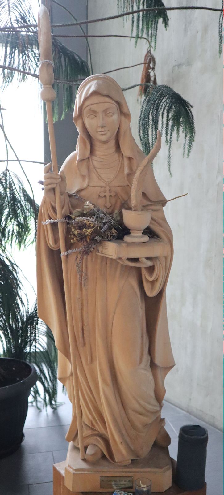 Holzstatue in der ihr geweihten Gertrudkapelle im Kloster Helfta