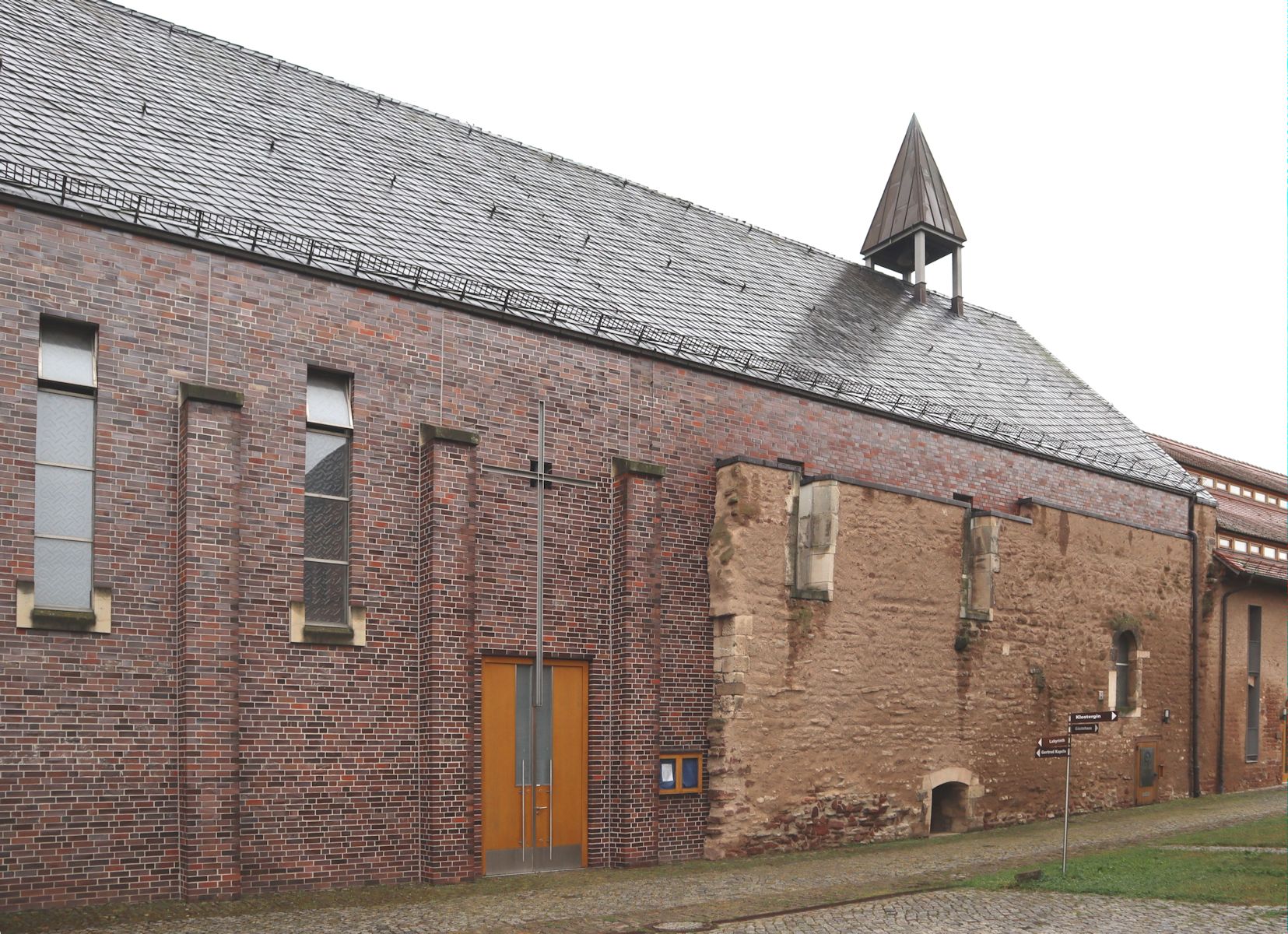 Marienkirche im Kloster Helfta, nach deren weitgehendem Verfall (Originalreste rechts) 1998/1999 wieder aufgebaut