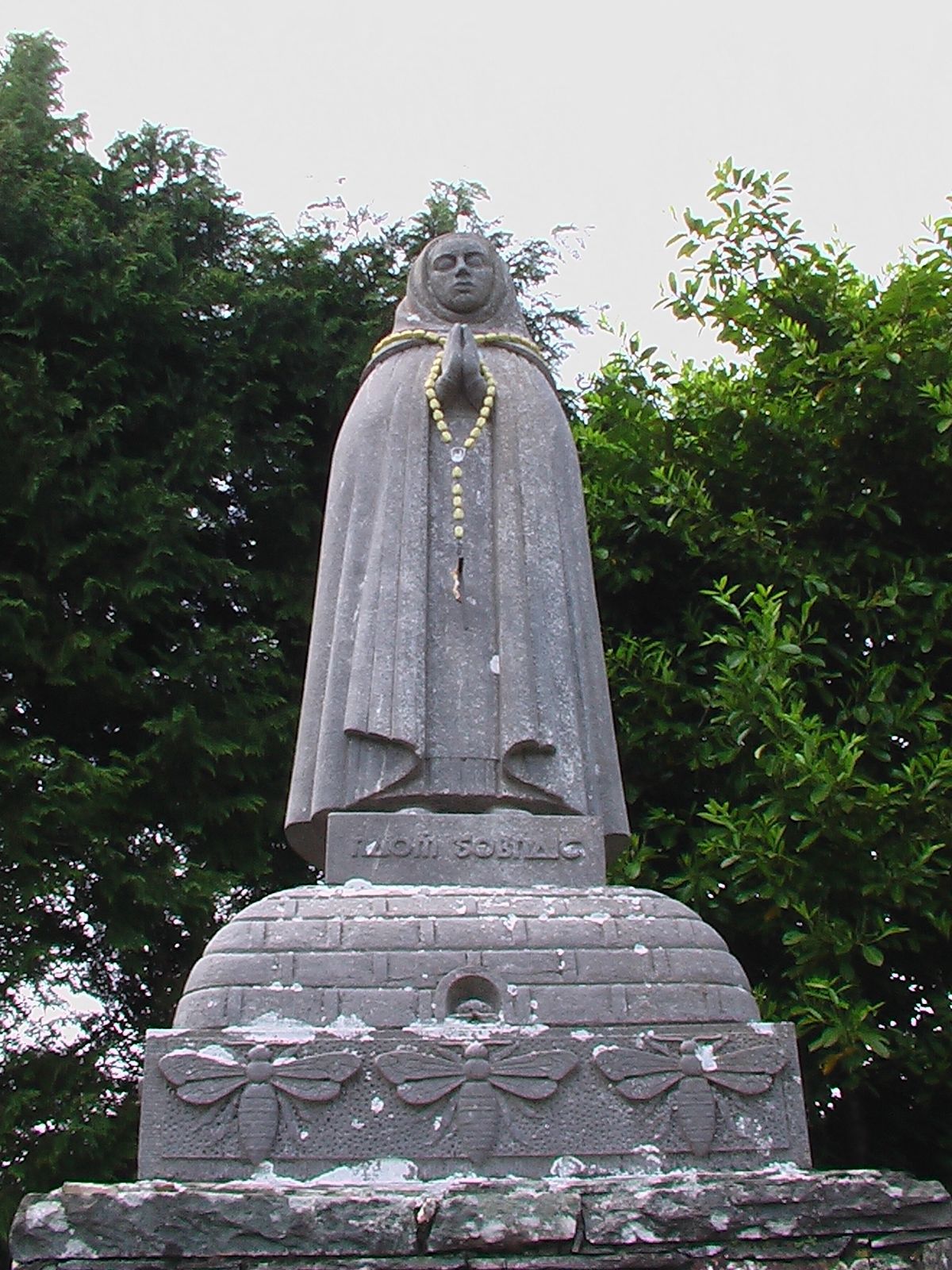 Statue nahe der Ruine von Gobnaits Kirche in Ballyvourney