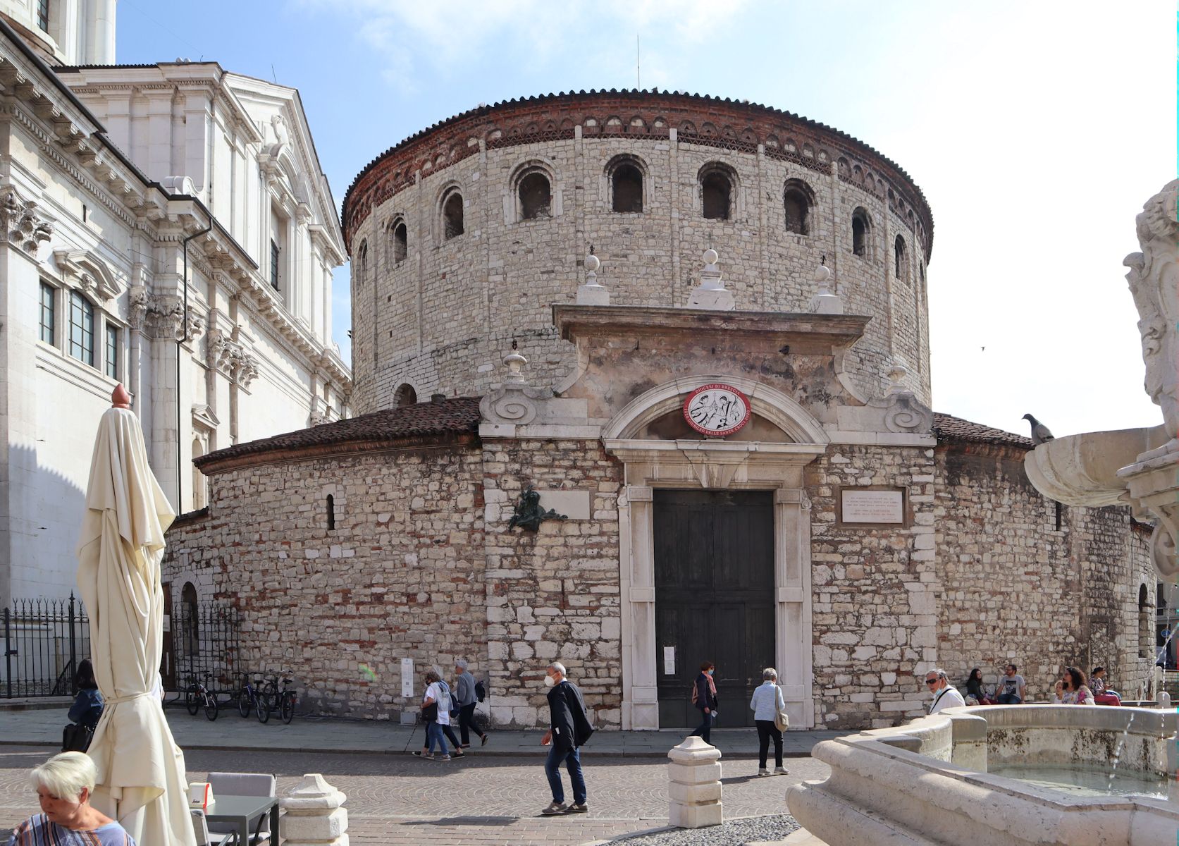 alte Kathedrale in Brescia, gebaut im 6. Jahrhundert, links daneben die Kathedrale, errichtet 1604 bis 1825