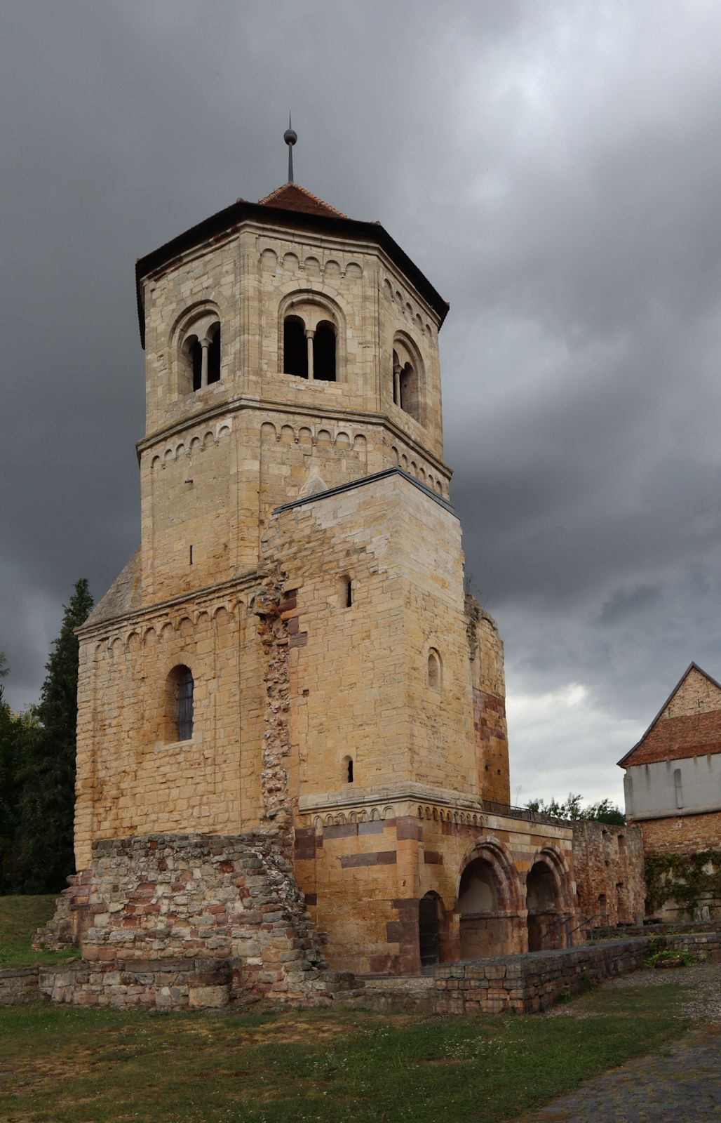 erhaltener Westturm der ehemaligen Klosterkirche in Göllingen, gebaut um 1200