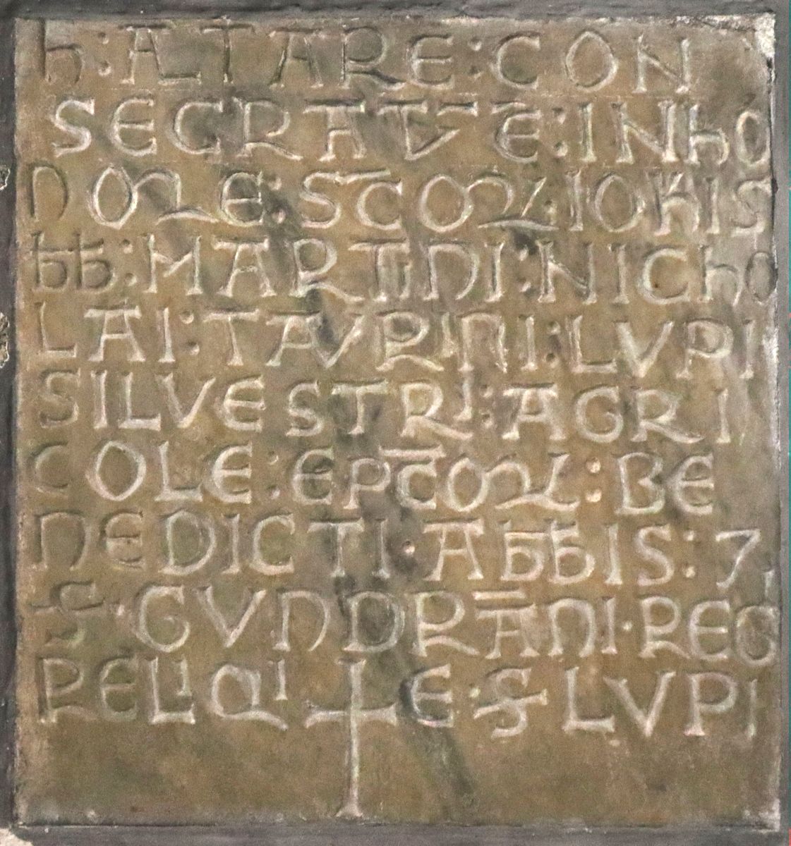 Inschrift an einem ehemaligen Altar, der demnach neben anderen Guntram geweiht war, in der Kirche in Saint-Marcel bei Chalon-sur-Saône