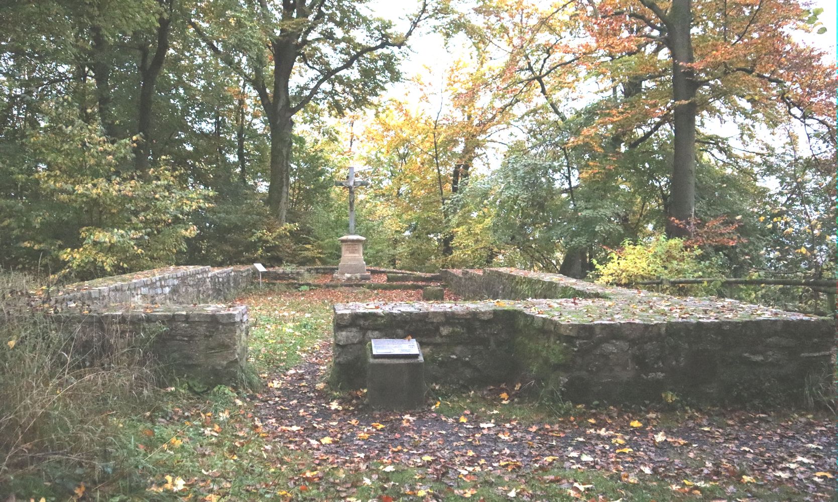 Grundmauern der Peterskirche auf der Iburg bei Bad Driburg