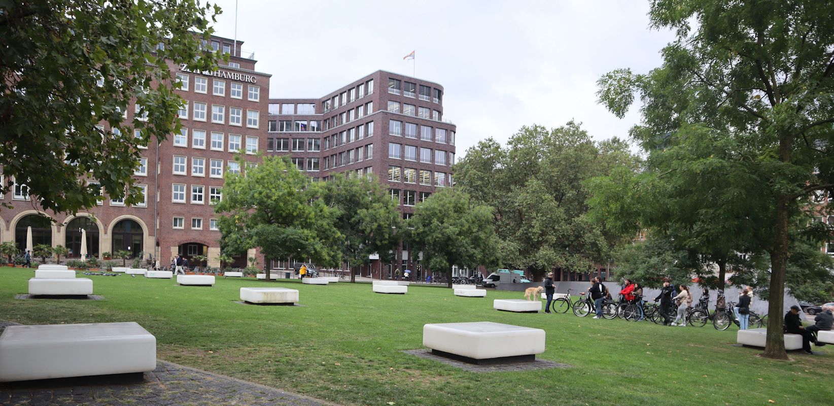 Domplatz in Hamburg mit Markierung der Säulen des ehemaligen Mariendoms