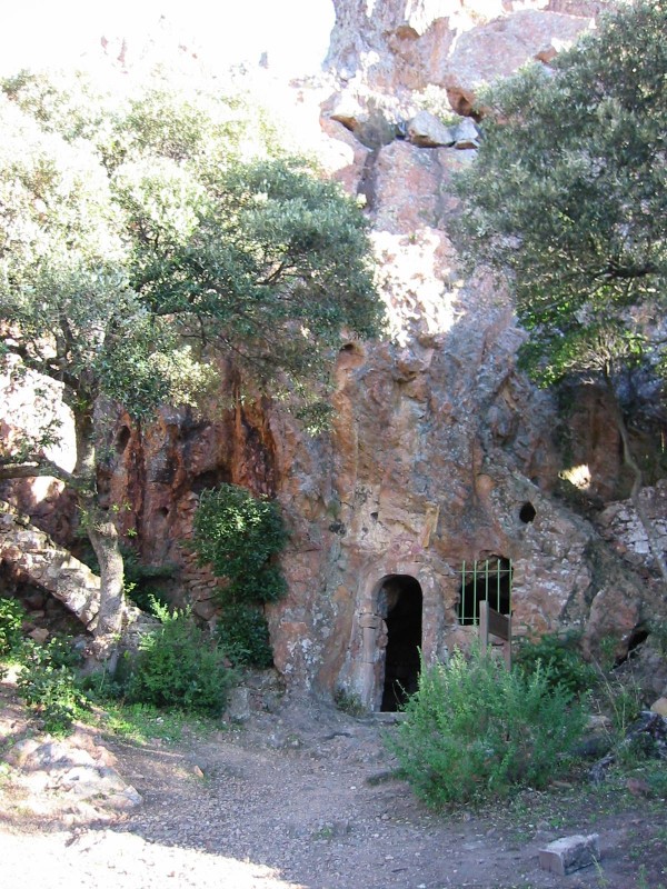 Honoratus' Grotte in den Bergen nahe Agay, einem Ortsteil von Saint-Raphaël bei Toulon