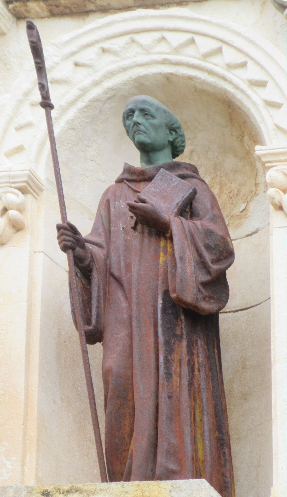 Statue an der Klosterkirche Saint-Honorat