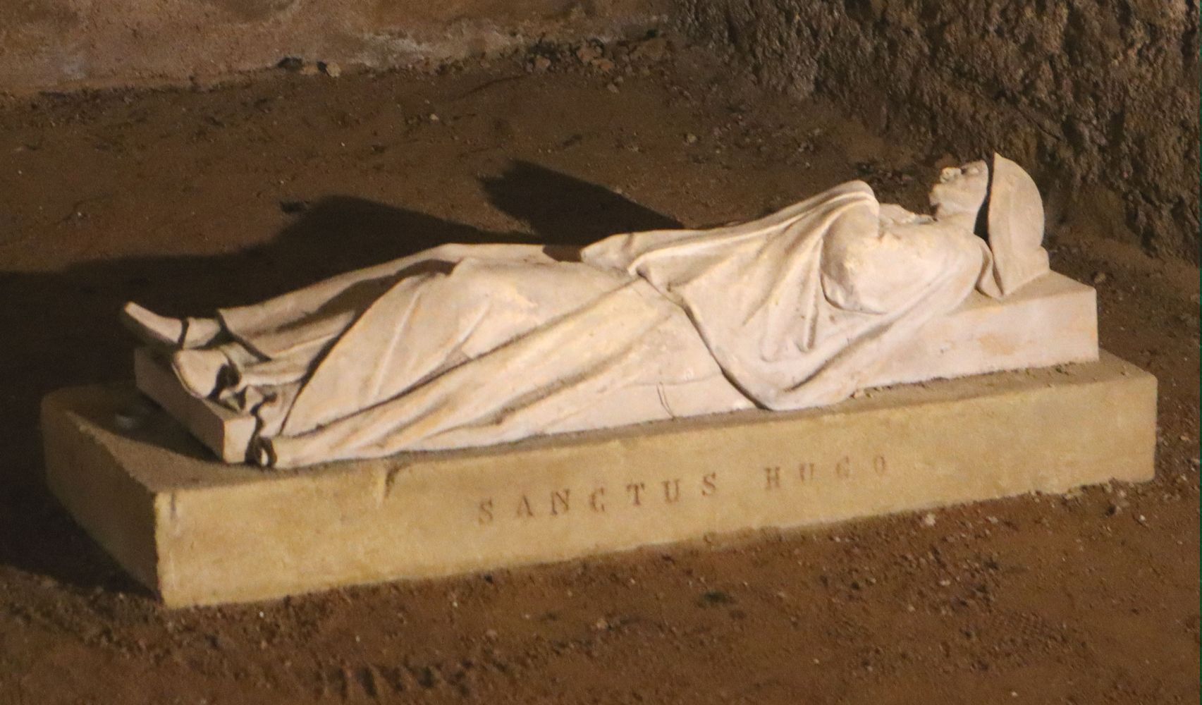 Hugos restauriertes Grab in der Kirche in Anzy-le-Duc