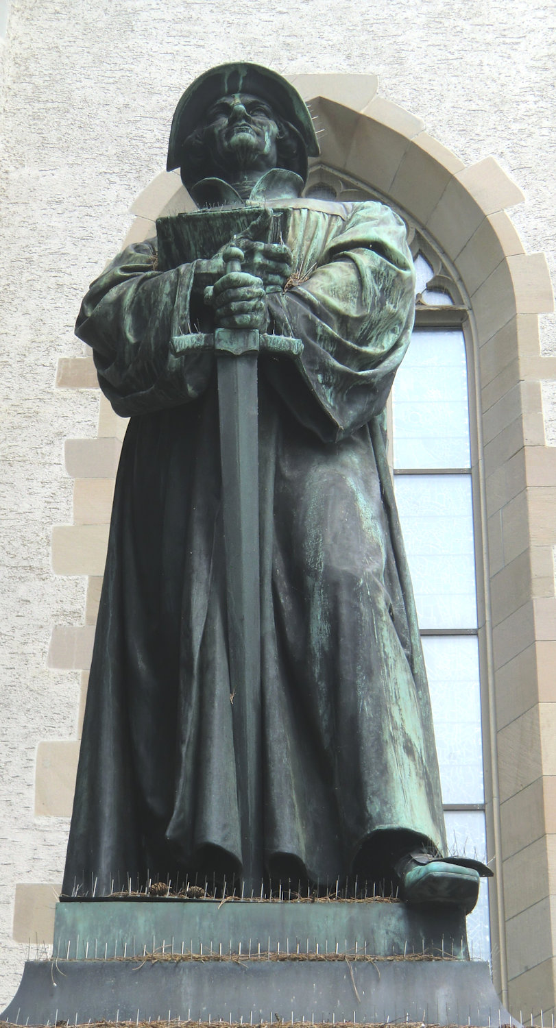 Denkmal vor der Wasserkirche in Zürich