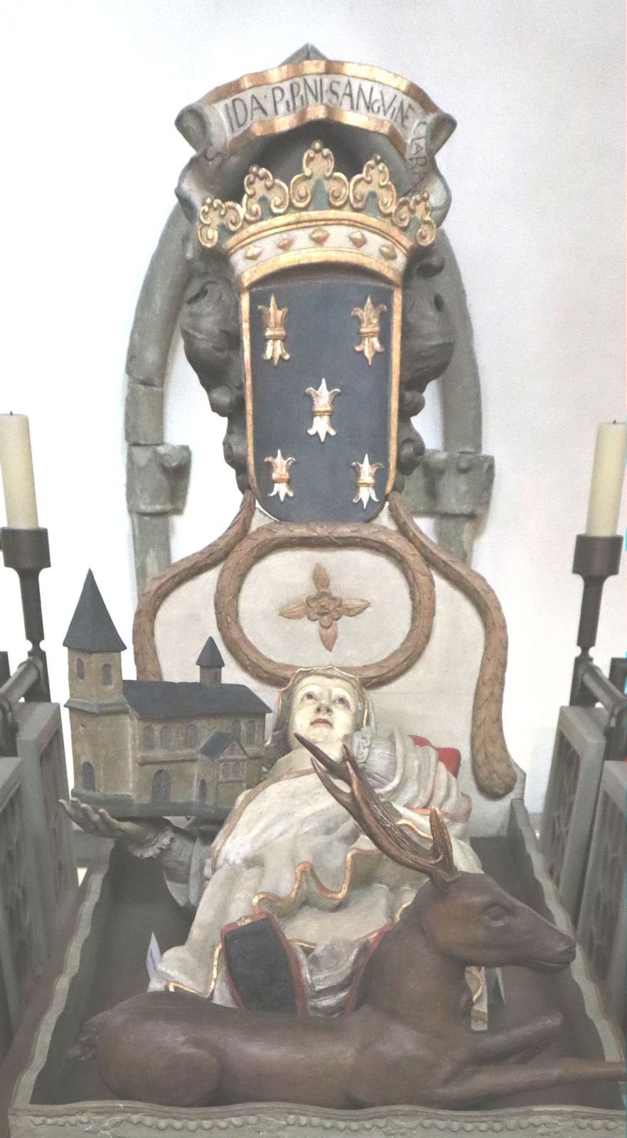 Liegefigur über dem Eingang zu Krypta mit dem Grab von Ida in der Kirche in Herzfeld