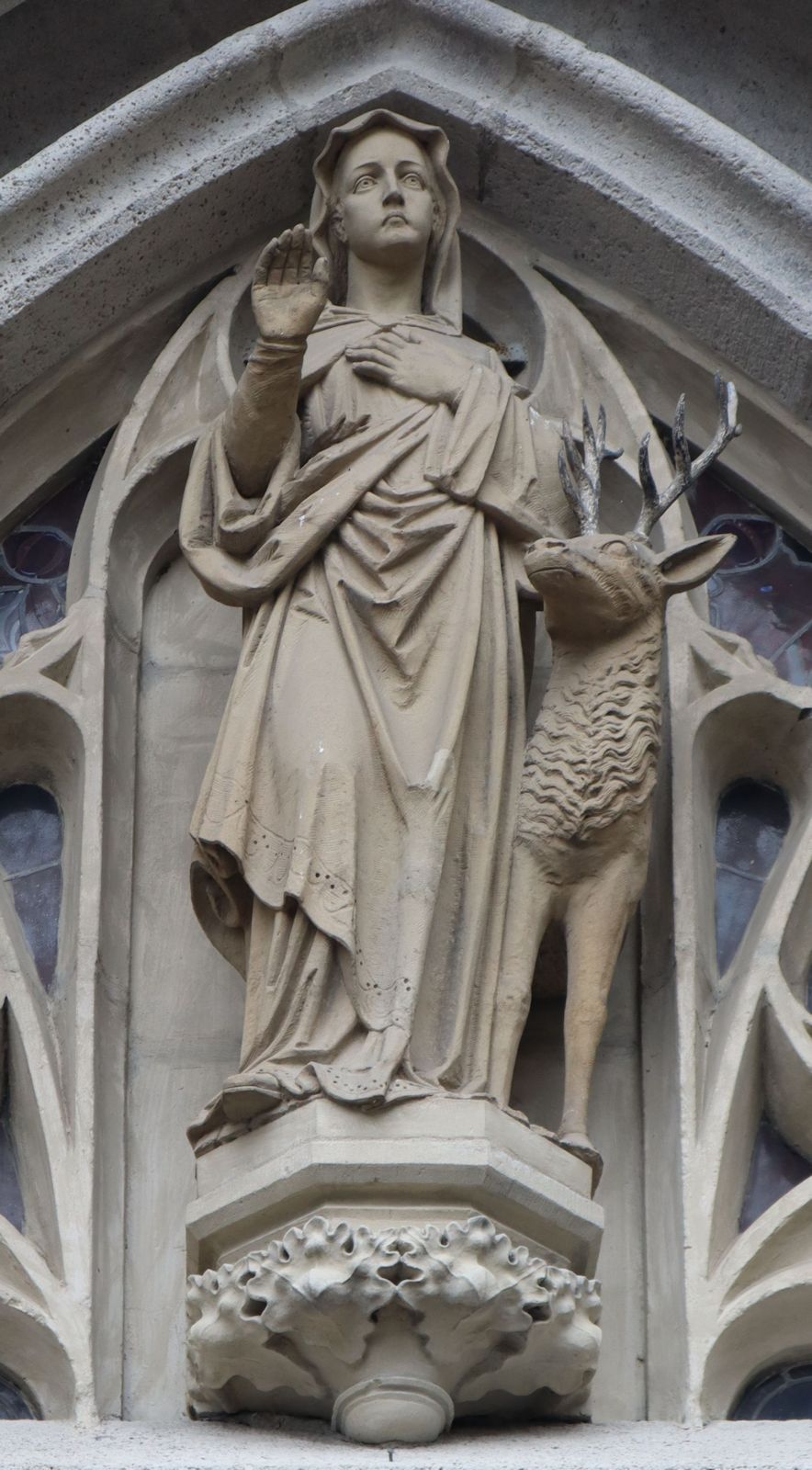 Statue über dem Portal der Kirche in Herzfeld