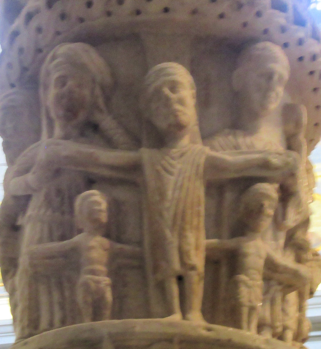 Niccolò di Angelo: Der Gekreuzigte und Pilatus (links), der sich die Hände wäscht, Relief am Osterleuchter, um 1180, in der Basilika San Paolo fuori le Mura in Rom