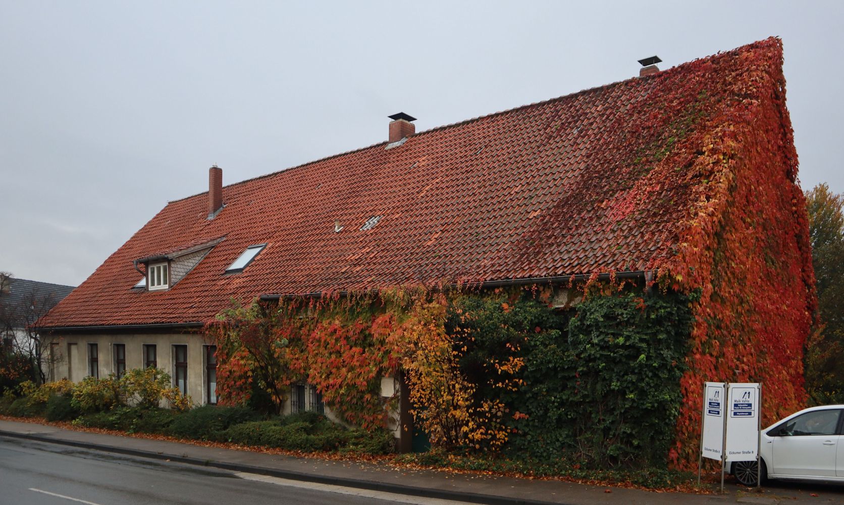 ehemaliges Pfarrhaus in Jöllenbeck mit Gedenktafel