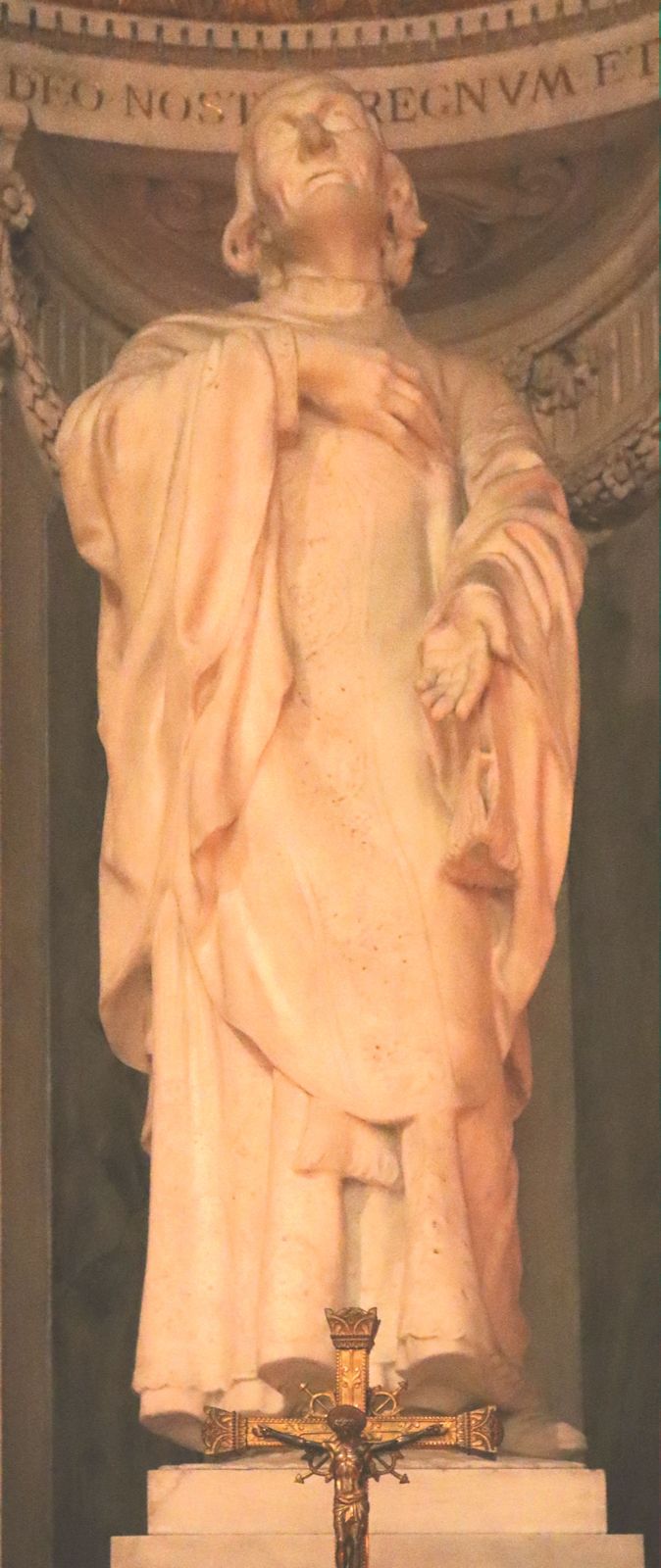 Statue in der Basilika in Ars