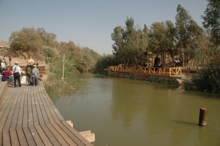 Jordan bei Qasr el Jahud, wo Jesus wohl - auf der jordanischen Seite, rechts im Bild - getauft wurde