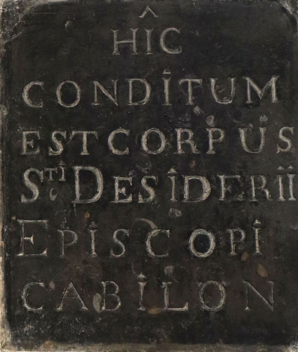 Inschrift an der ehemaligen Grabstätte von Desiderius, in der Kirche in Saint-Marcel bei Chalon-sur-Saône