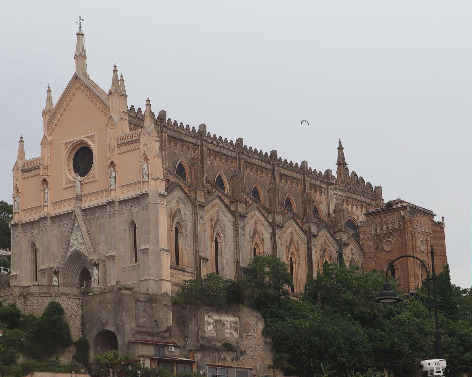 der monumentale „Tempel des Franziskus” in Gaeta, gebautab 1283, umgestaltet in den 1850-er Jahren, errichtet an der Stelle des 1222 von Franziskus von Assisi gegründeten Klosters