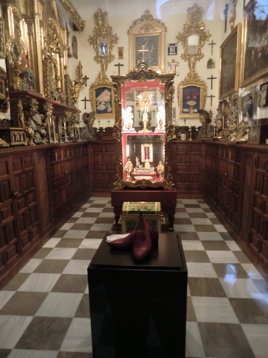 Reliquiar (Mitte) und Votivgaben - darunter vorne Schuhe von Papst Benedikt XVI. - im Museum im Haus der Familie Pisa in Granada