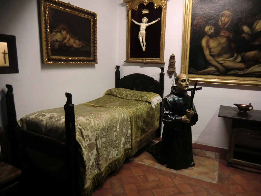 Johannes' Sterbezimmer im Museum im Haus der Familie Pisa in Granada. Er starb knieend und betend, die Figur steht auf dem originalen Fußboden