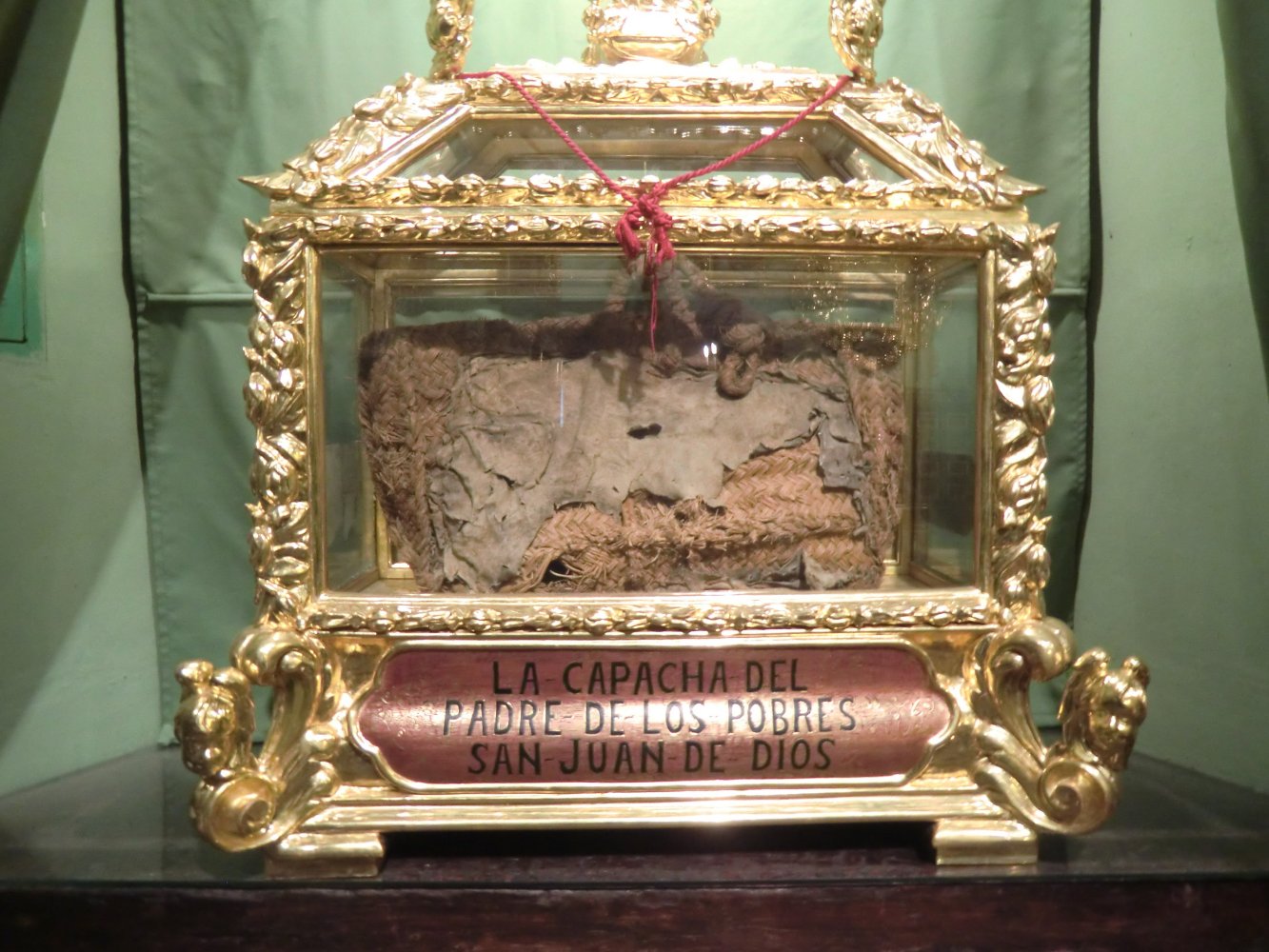 Johannes' Tasche, in der der <q>Vater der Armen</q> den Bedürftigen das Brot brachte, im Museum im Haus der Familie Pisa in Granada
