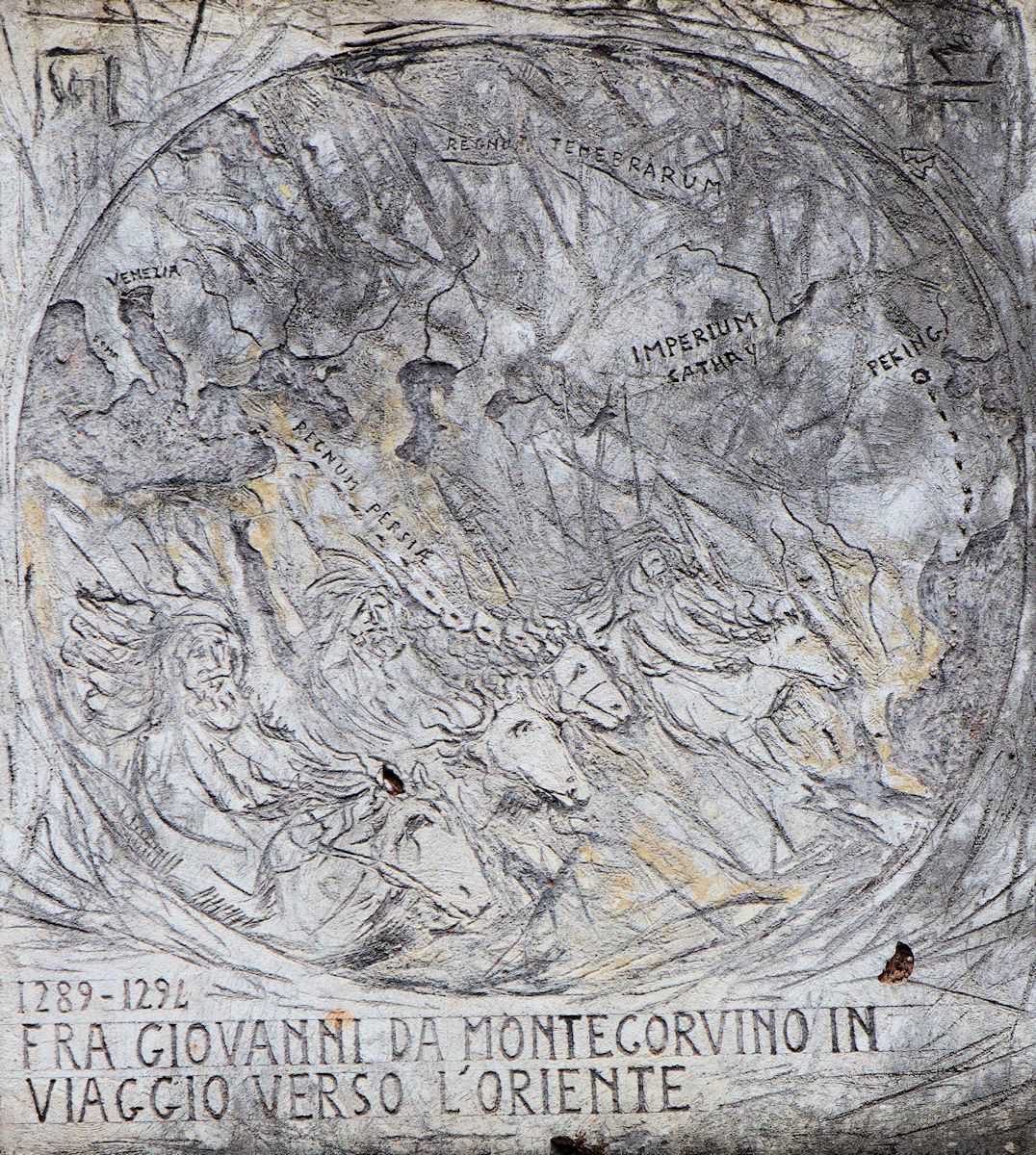 Johannes reist in den Orient. Steinrelief am Franziskanerkloster in Montecorvino Rovella