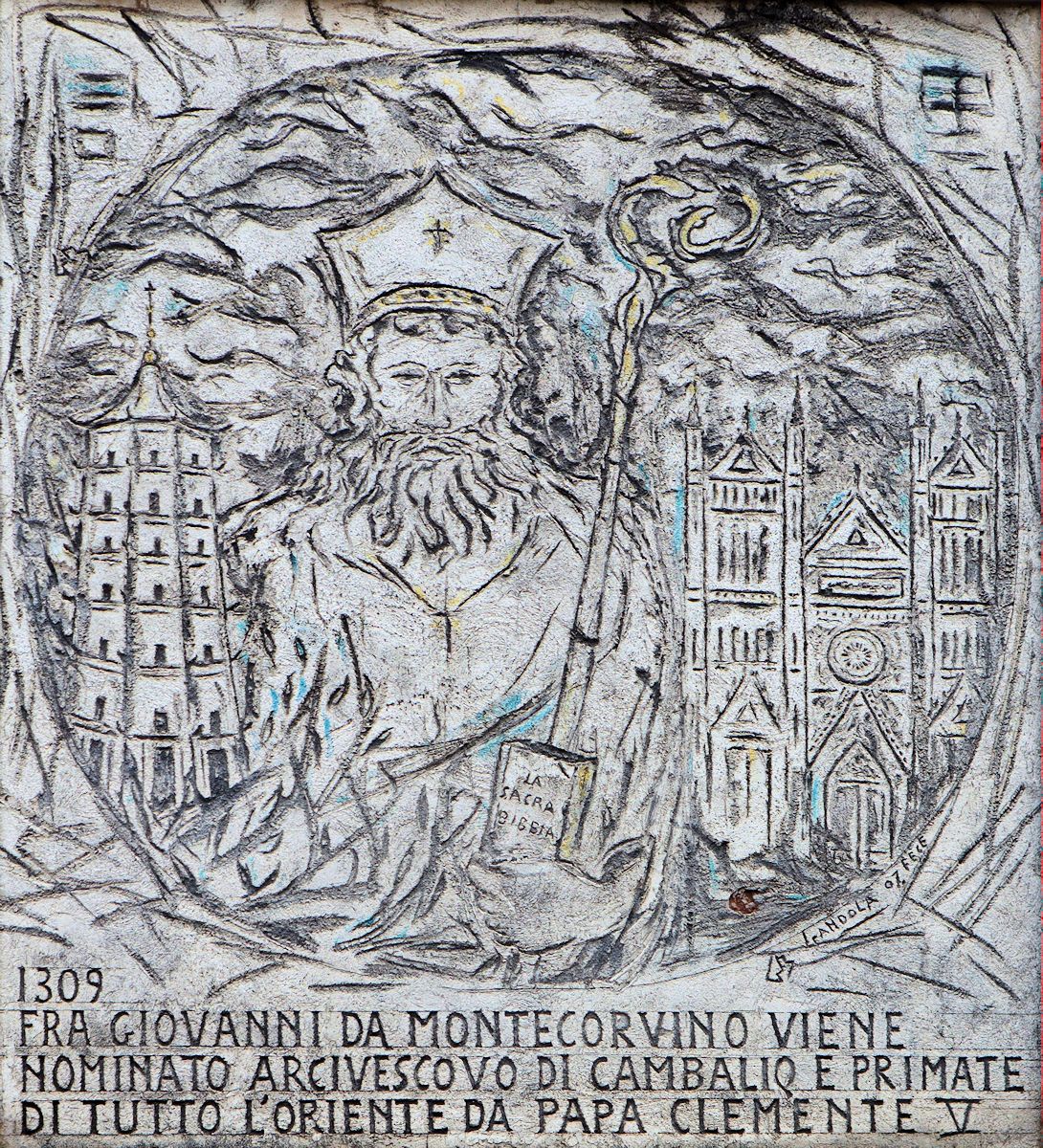 Johannes wird von Papst Clemens V. zum Bischof und Primas des ganzen Orients ernannt. Steinrelief am Franziskanerkloster in Montecorvino Rovella